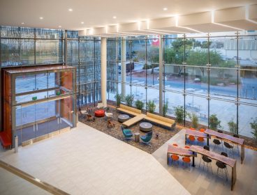 façade en grande partie vitrée vue de l’intérieur du bâtiment